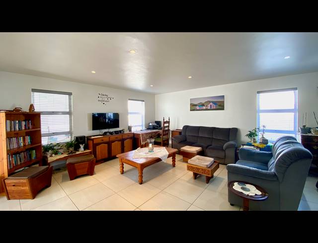 4 BEDROOM HOUSE FOR SALE IN DWARSKERSBOS